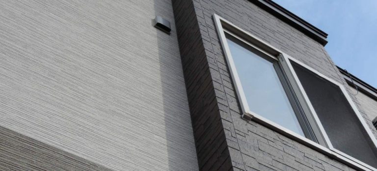 輪島市の風土に根ざす平屋住宅の美と暮らしの知恵が息づく町並みの物語